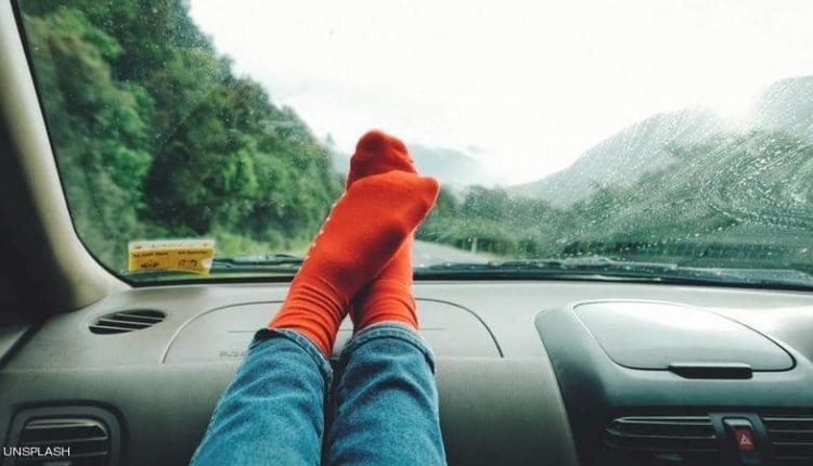 حتى لا تتكرر المأساة.. لا تضع قدميك أبدا على تابلوه السيارة