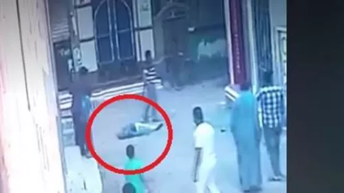 شاهد شاب مصري يقتل إمام مسجد وسط الشارع.. والكشف عن دوافع الجريمة