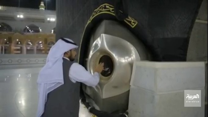 شاهد.. كيف يتم تطييب الكعبة المشرفة والحجر الأسود يومياً