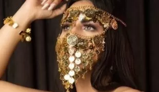 وصلة رقص ساخنة لعروسة في المقابر  ومتابع :مات من اللي شافه .. شاهد