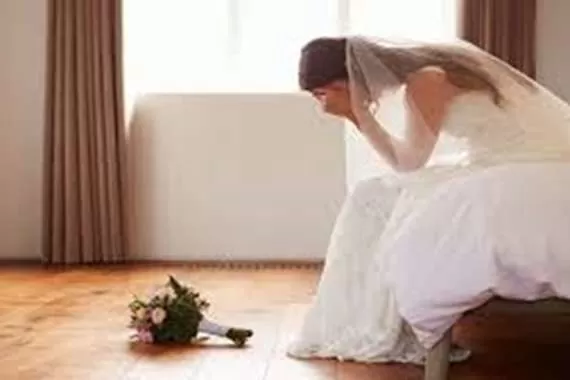 صدمة بعد الكشف عن ما فعله عريس مع عروسته بعد ساعات فقط من انصراف اهلها من حفل الزفاف وساعده اخوته للقيام بجريمة بشعة