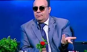 بالفيديو : سيدة مصرية مرعوبة تسأل: (جوزي عزم المدير بتاعه في البيت وعايزني أنام معاه، أعمل إيه/) .. لن تصدق بماذا رد الدكتور مبروك عطية وكيف قال لها تتصرف مع اوقح رجل في العالم.