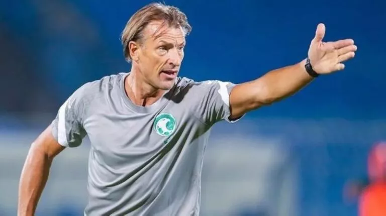 تسريبات تشعل الشارع الرياضي حول المدرب الجديد للمنتخب السعودي الأول