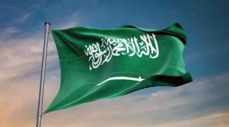 ما هو الفرق بين العلم والراية الملكية في السعودية.