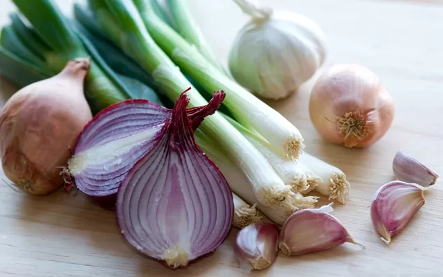 شاهد كيف ستتغير حياتك عندما تضع قشور البصل على هذه المناطق الحساسة في جسمك