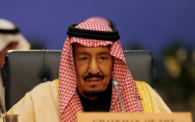 الملك سلمان يغادر العاصمة الرياض بعد أيام من تعرضه لوعكة صحية
