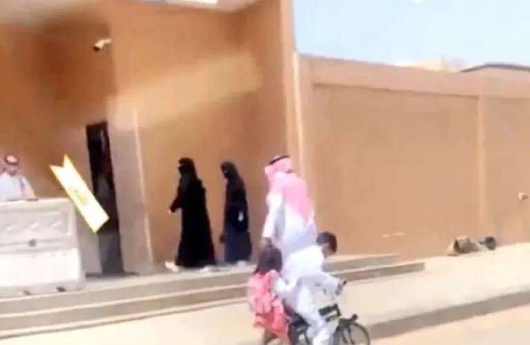 تكريم سعودي على أعلى مستوى للطفل الذي كان ينقل شقيقته لمدرستها على دراجته الهوائية كل صباح