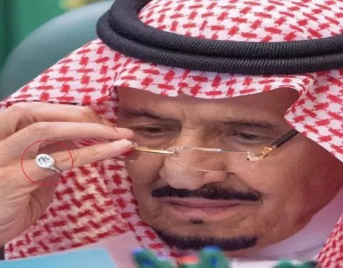 صدمة بعد الكشف عن معنى النقش الموجود على خاتم الملك سلمان