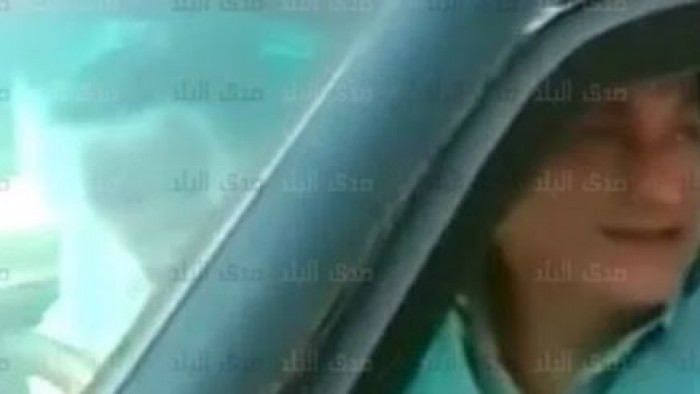 شاهد مقطع نادر لمبارك يقود سيارته برفقة أمير الكويت جابر الأحمد