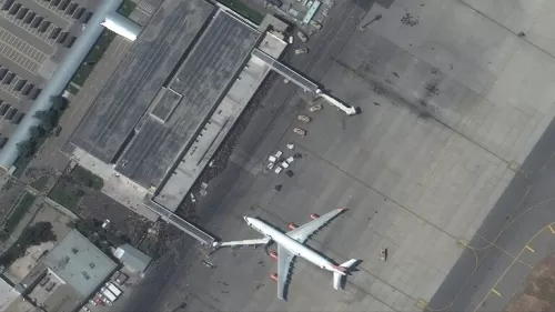 بعد سقوط الأفغان من الجو .. شيء مروع وجده الأمريكان في عجلة طائرة عسكرية قادمة من كابول