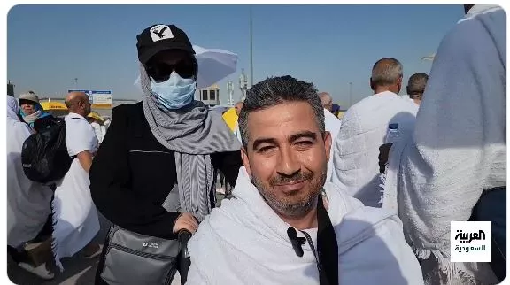 بعد بتر أطرافه الأربعة.. شاهد زوجة ترعى زوجها وتساعده على أداء الحج