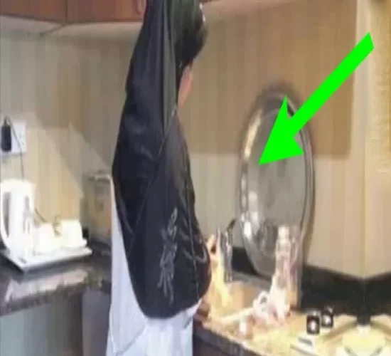 كاميرا سرية في بيت سعودية يكشف عمل شيطاني كانت تقوم به الخادمة