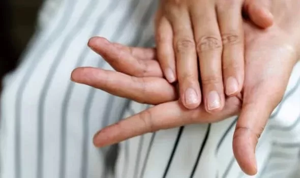 علامات على اظافرك ..هذا شرح كل علامة منها وعلى ماذا يدل