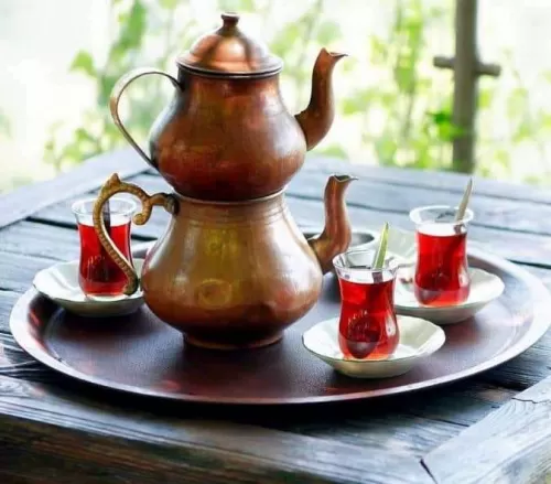 لأسباب ستدهشك: يجب عليك تناول كوبين من الشاي الأحمر يومياً