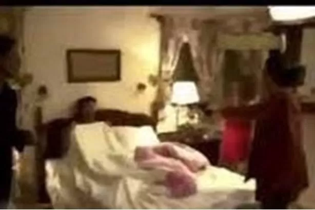 أمرأه تصور زوجها أثناء ممارسة الجنس مع زوجة أخيه على سريرها فكانت الصدمة ..شاهد التفاصيل