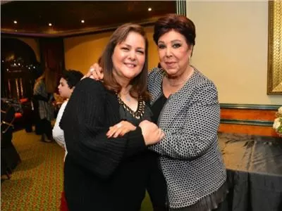 حارس مقبرة رجاء الجداوي يصدم الجميع بعد ان كشف عن حشرات مرعبة خرجت من قبرها بعد ساعات فقط من دفن دلال عبد العزيز