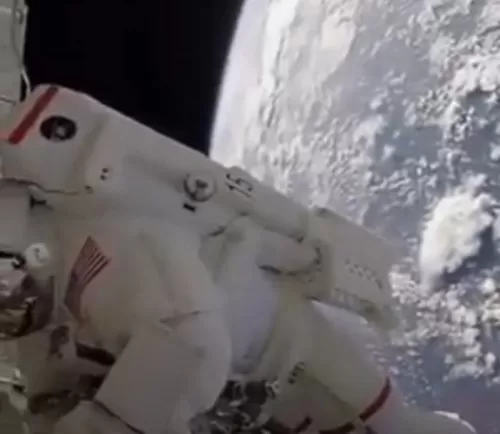 هل تبدو مس؛حو؟ شاهد فيديو مذهل للأرض من ارتفاع ٤٠٠ كيلو متر