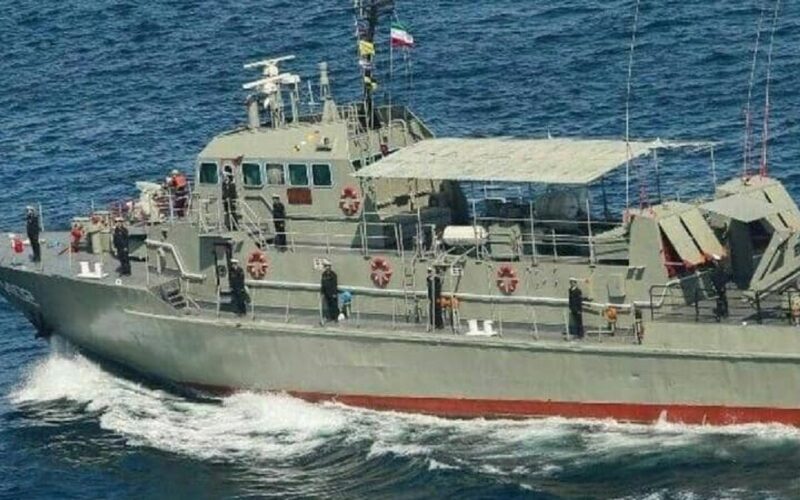 إيران تنشر صورة صادمة لحجم الدمار الذي لحق بفرقاطة “كنارك” وتبدأ بتشييع الضحايا