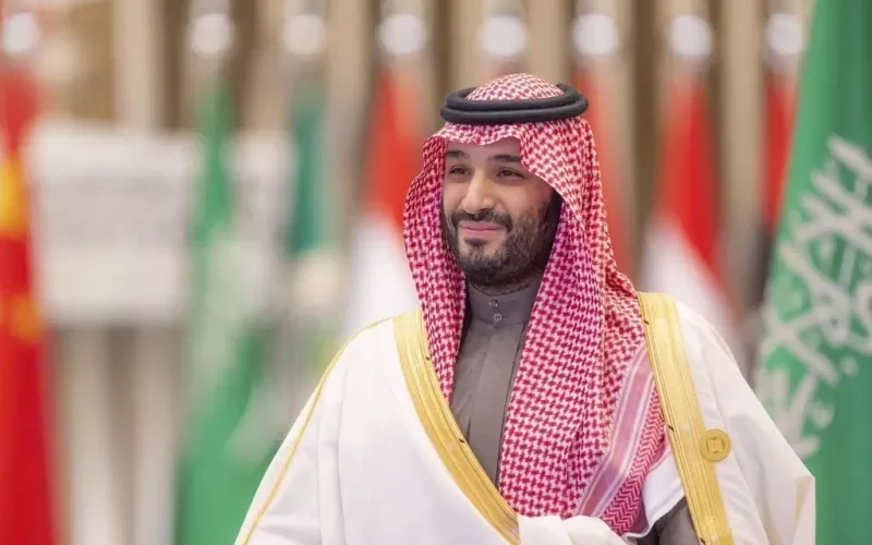 بالفيديو : إمراة سعودية تفاجئ ولي العهد السعودي وتناديه باسمه دون أي القاب .. هكذا كان رده عليها
