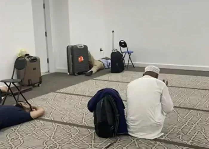 السعودية.. تبدء تطبيق هذه الحيلة المبتكرة للقضاء على ظاهرة النوم والنعاس في صالات مطار الملك خالد