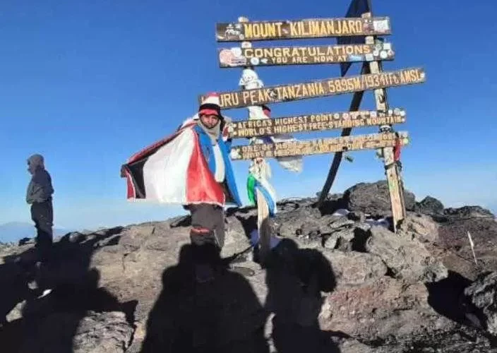 رحالة يمني ينفذ مغامرة جديدة ويسجل رقم قياسي بوصوله أعلى قمة في أفريقيا