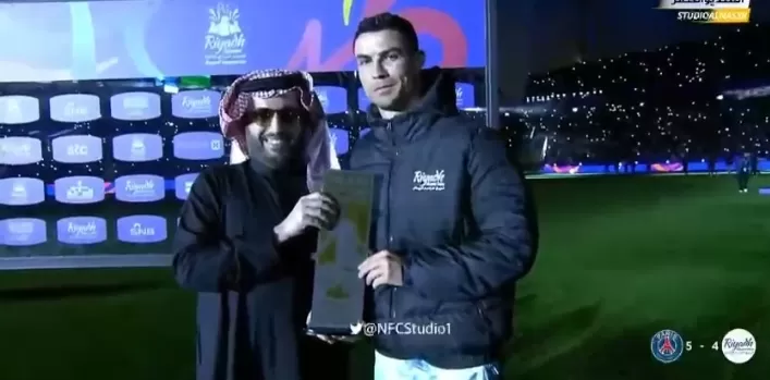 بالفيديو ..تسليم تركي آل الشيخ رونالدو جائزة رجل اللقاء