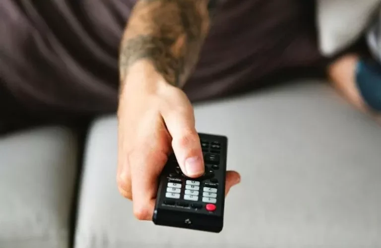 تحذير خطير هذا ما يحدث لجسمك عندما تنام امام التلفزيون