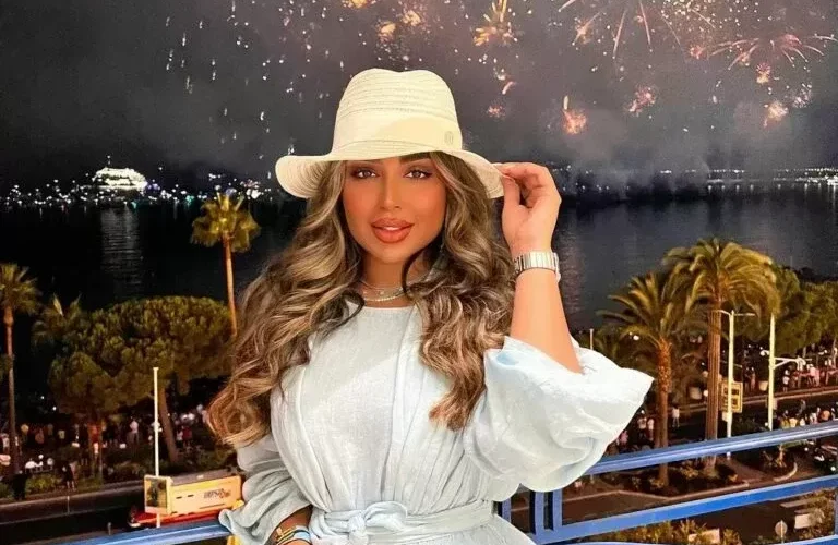 بعد أن خلعته .. آمل الانصاري تثير سخط السعوديين بـهـذا الوصف للحجاب