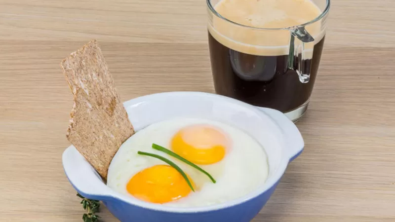 تحذير خطير .. هذا ما يحدث في جسمك من تلف عند تناول القهوة على الفطور مع البيض