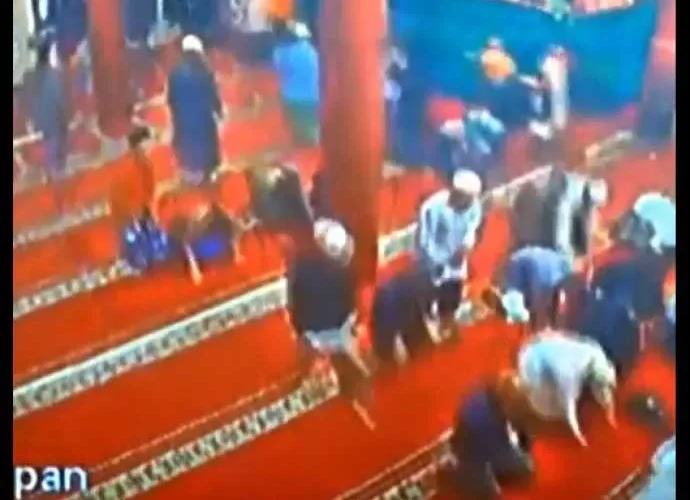 شاهد: كاميرا مراقبة في مسجد ترصد ثبات بعض المُصلين بالصلاة أثناء وقوع الزلزال بتركيا