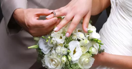 دخلة عروسين في السجن وامام السجانيين تصدم الجميع وهذا ما حصل فيها بالتفصيل