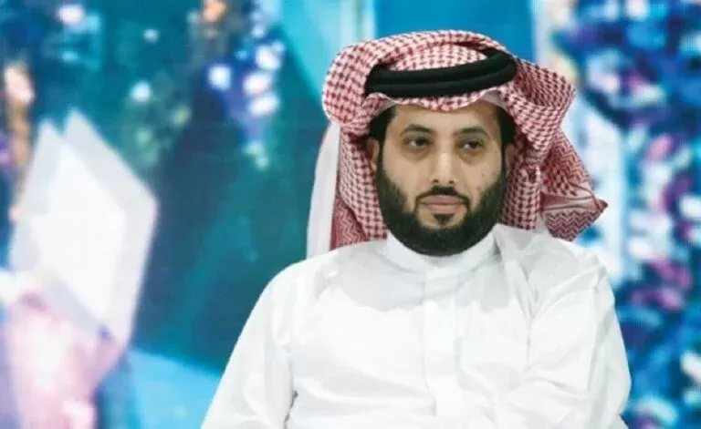 حقيقة الوضع الصحي لتركي الش الشيخ وسبب حاجته المستمرة لعمليات جراحية في الرأس