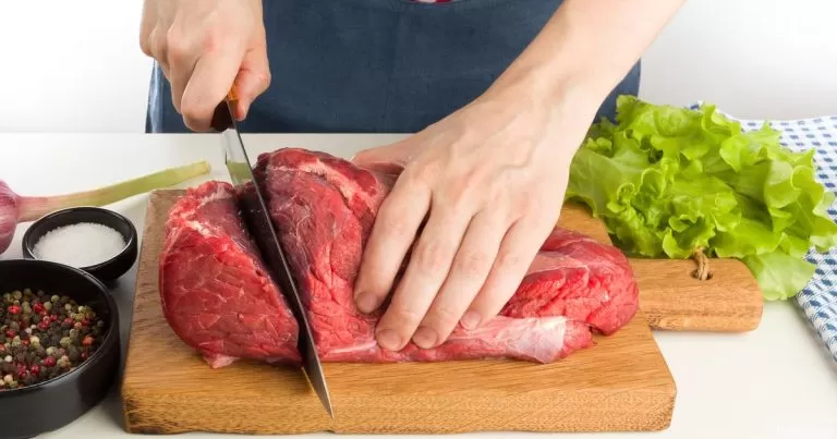 مــن ضمنها القهوة وأعواد القرفة.. طرق متّبعة للتخلص من رائحة اللحوم بفعالية !