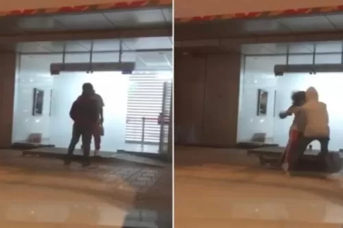 شاهد شاب يفاجئ شخصًا كان يطارده بلكمات عنيفة وركلات طرحته أرضًا بقوة بجدة