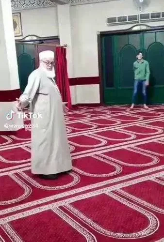 شاهد ماذا يفعل إمام مسجد بداخله (فيديو)