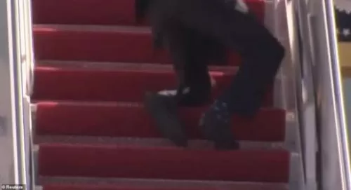 بايدن يسقط من الطائرة الرئاسية فهل يبقى في منصه؟