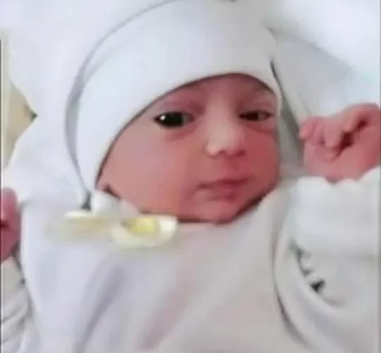 امرأة يمنية تلد طفلة أثناء انتظار فريق الإجلاء السعودي في مدينة بورتسودان السودانية ”صور”