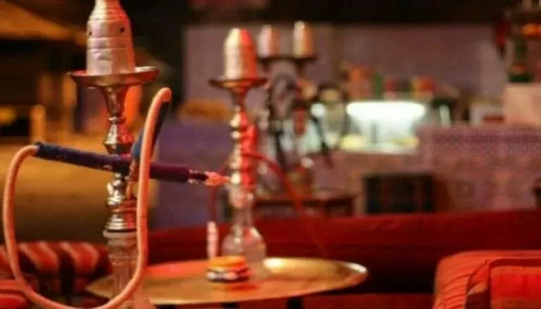 السعودية تعلن عن شروط جديدة لتقديم الشية والمعسل في المقاهي المغلقة