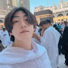 شاهد بالصور: اليوتيوبر الكوري داود كيم يؤدي مناسك العمرة بعد إسلامه