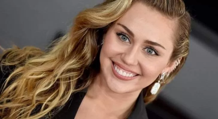 بالصورة – مايلي سايرس تفتتح العام الجديد من دون ملابس داخلية