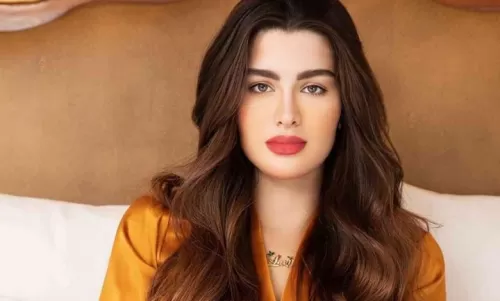 شاهد: روان بن حسين تقبل اقدام طليقها ليعفو عنها ويسامحها