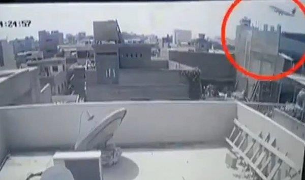 تغيير بسيط في جدول الرحلات يُنقذ مضيفة من الموت في حادث الطائرة الباكستانية المنكوبة