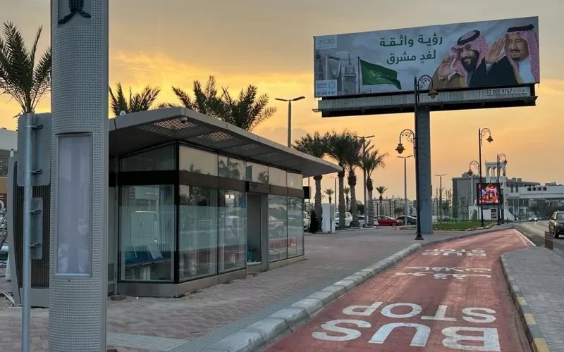 (بالصور)أمانة المنطقة الشرقية تنتهي من تركيب أولى المحطات الرئيسية بكورنيش الدمام