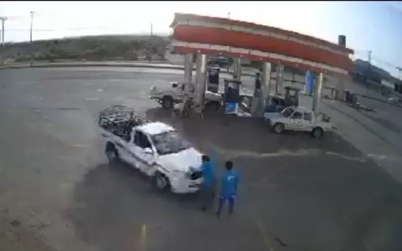 السعودية: الفيديو الكامل لسائق مركبة يصدم عامل محطة ويطعن أخر بسكين