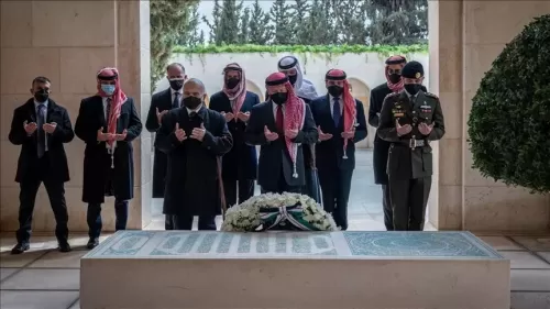 شاهد: ظهور صادم للأمير حمزة مع شقيقه الملك عبد الله وهذا ما ظهر على وجهه