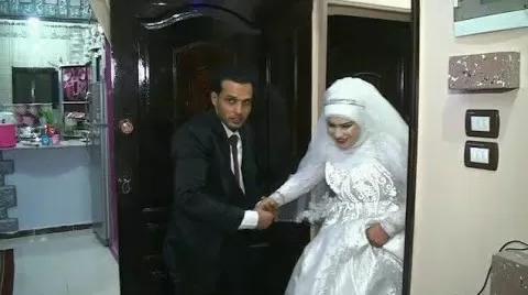 صدمة اخذت عقل العريس وجن جنونة.. طلبت من عريسها احضار الماء الساخن الى غرفة النوم في ليلة دخلتهم وعندما عاد ومعه الماء وقعت الكارثة الكبرى التي لايتخيلة عقل ولا يتحمله بشر.! !
