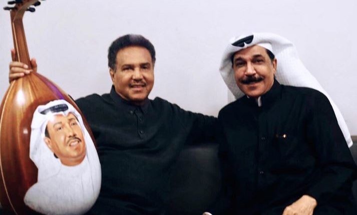 شاهد: عبدالله الرويشد يفاجئ فنان العرب ويهديه عودًا مصمّم له