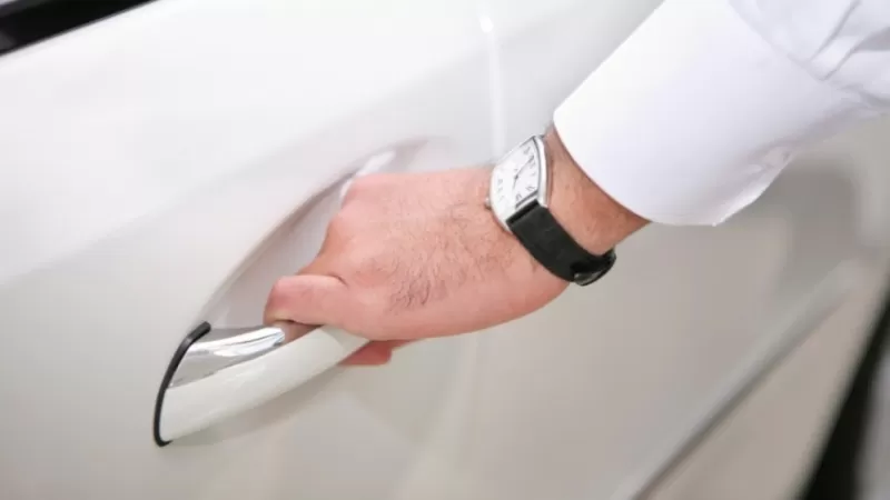 بـدون كسر القزاز .. كيف تفتح باب السيارة لو نسيت المفتاح داخلها ؟