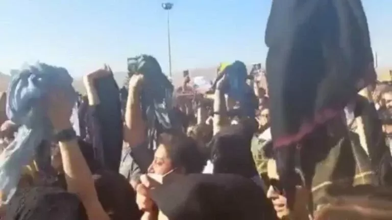 شاهد.. إيرانيات يخلعن الحجاب علناً في شوارع مدينة سقز