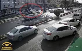 حادث شنيع في تبوك .. شاهد: سيارة مسرعة تقفز إلى الجانب الآخر وتصطدم بأخرى